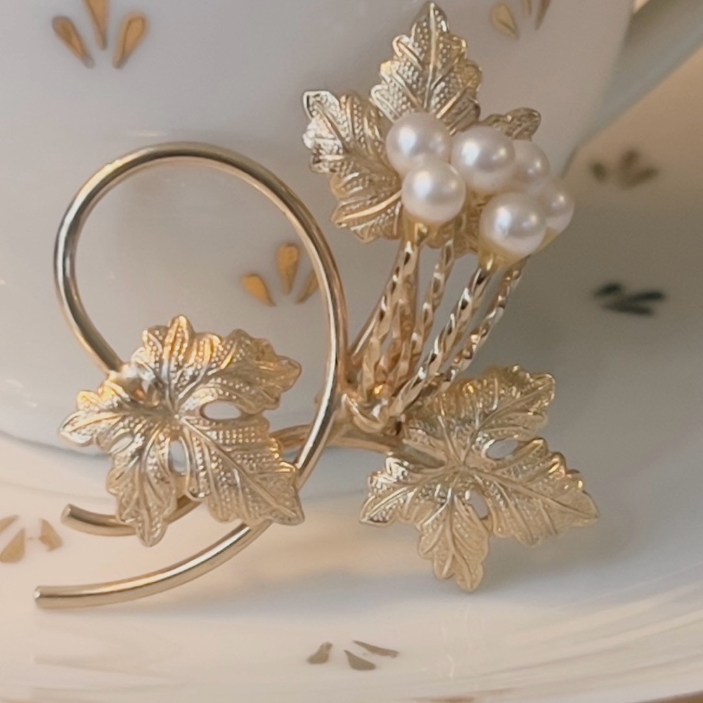 BOJAR 12k GF Gold Pearl Spray Brooch